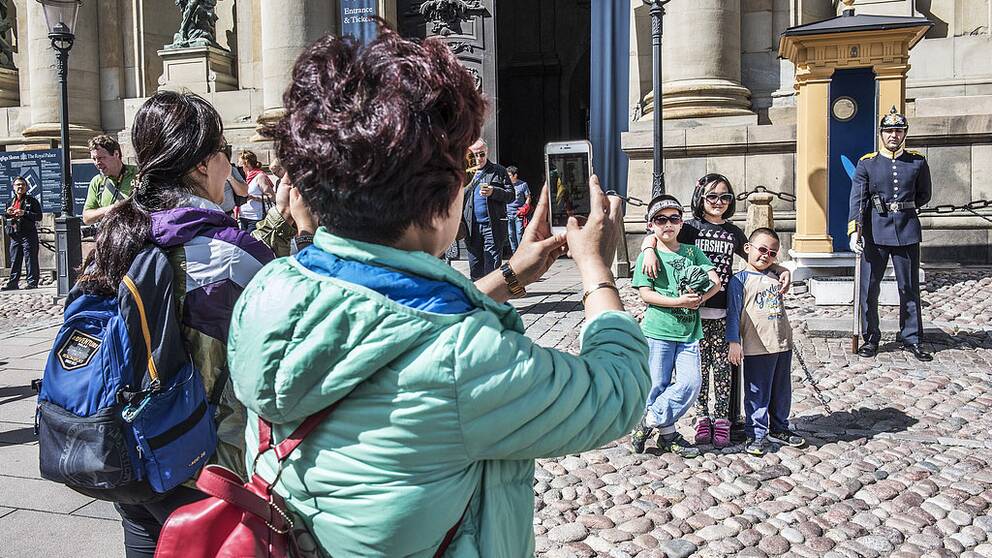 Turister i Stockholm fotograferar utanför Stockholms slott. Arkivbild.