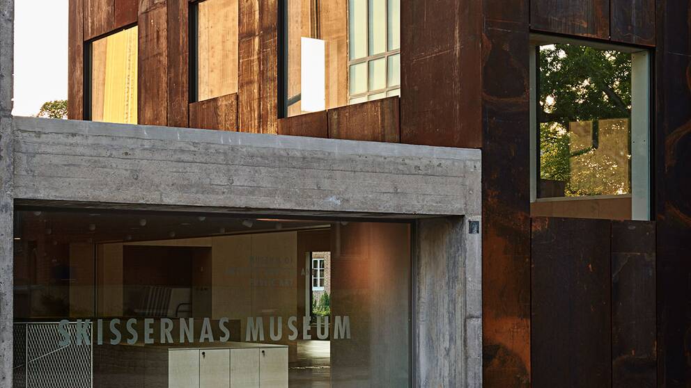 Skissernas Museums entrébyggnad med den nya fasaden i corténstål.