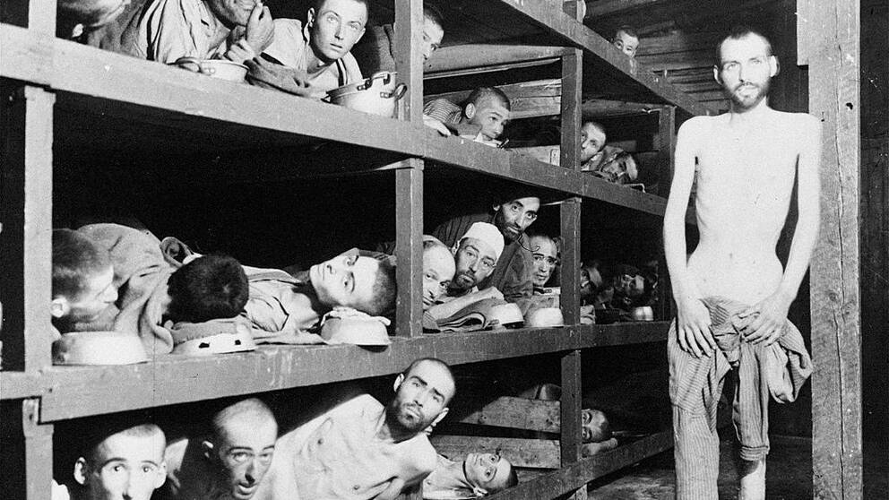 SEKLET-KRIG OCH KONFLIKTER-40 Efter Hitlers maktövertagande 1933 började man systematiskt förfölja judarna i Tyskland. På Wannseekonferensen 1942 beslutade nazisterna om ”den slutglitiga lösningen på judefrågan”, de skulle utrotas. Antalet offer för Förintelsen uppskattas till omkring 6 miljoner. De flesta gasades ihjäl och kremerades i koncentrationsläger. Bilden visar fångar i koncentrationslägret Buchenwald. (AP Photo) Code: 433 Elie Wiesel, författare. På denna bild från koncentrationslägret Buchenwald 1945-04-04 syns han längst till höger i den mittre sektionen, en 'våning' upp. ARKIV Elie Wiesel, at far right in the second row from the left and from the ground,, is shown with other slave laborers in the Buchenwald concentration camp near Jena, East Germany in this undated file photo. Many prisoners from the camp had died from malnutrition when U.S. troops of the 80th Division entered the camp April 16, 1946. COPYRIGHT SCANPIX SWEDEN CODE 433 Bild från SCANPIX SWEDEN Kod: 433/9909