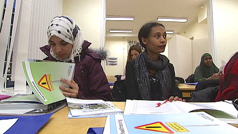Körkortsteori på svenska för invandrarkvinnor