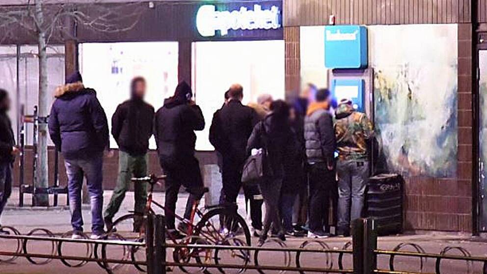 Kö till bankomat i Malmö, där Swedbanks tjänster också krånglade.