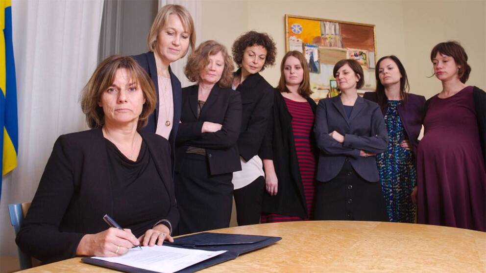 Isabella Lövin signerar förslag till ny klimatavtal i en bild som tydligt ger en känga till Trumps undertecknande av finansieringsstopp till abortorganisationer.