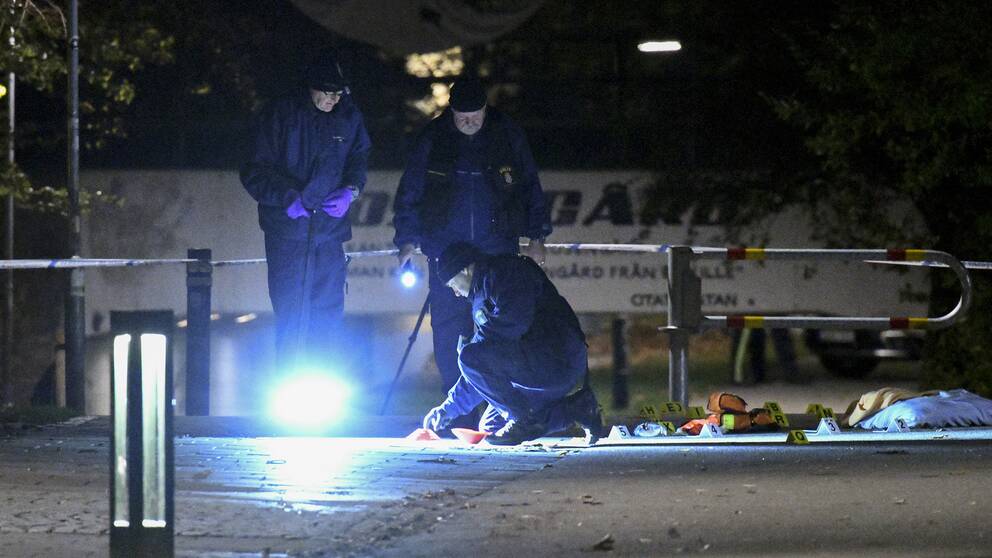 Polisens tekniker på plats efter skottlossning i Malmö under november 2016.