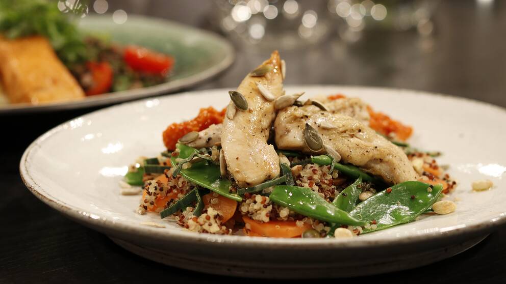 Ljummen Kycklingsallad Med Quinoa Svt Recept