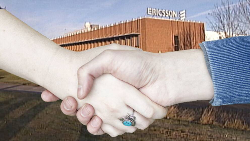 Handslag framför Ericssons fabrik