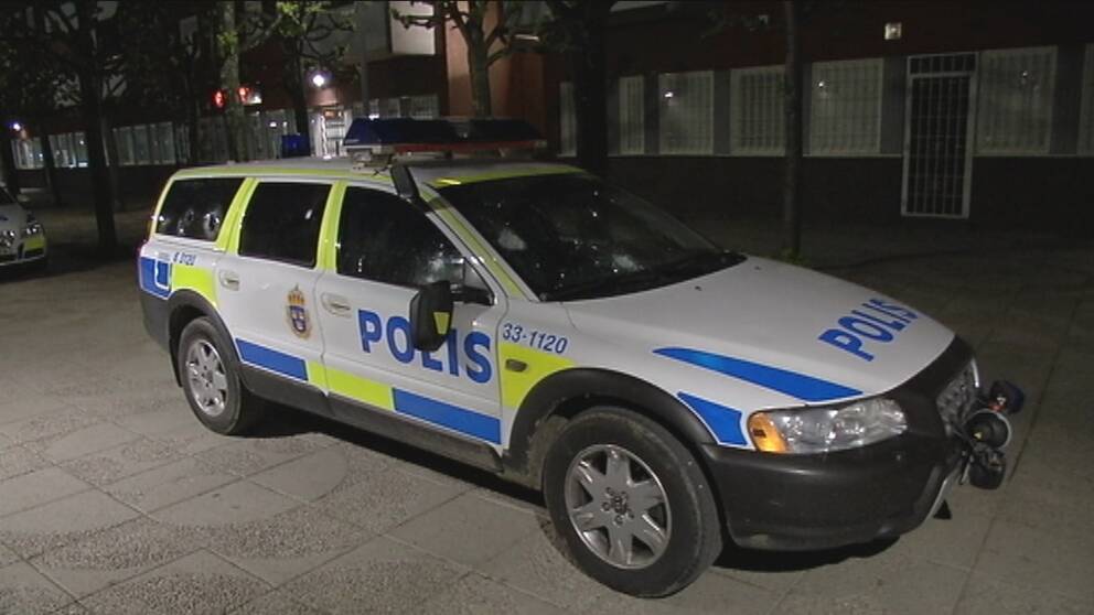 Mellan 20 och 30 personer attackerade under fredagskvällen en polispatrull i Rinkeby. Tre personer har anhållits misstänkta för bland annat våldsamt upplopp.