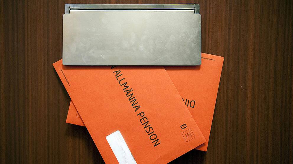 Orange kuvert i brevlådan