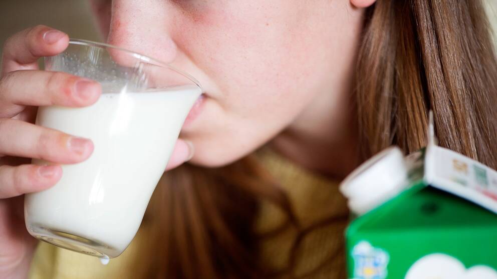 Den som dricker mycket mjölk riskerar att dö i förtid. Inte ens ett högt intag av frukt och grönt kan ta bort risken helt, enligt en ny studie.