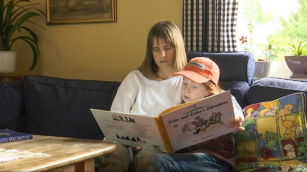 Marita Sandberg undervisar sin dotter hemma i soffan.