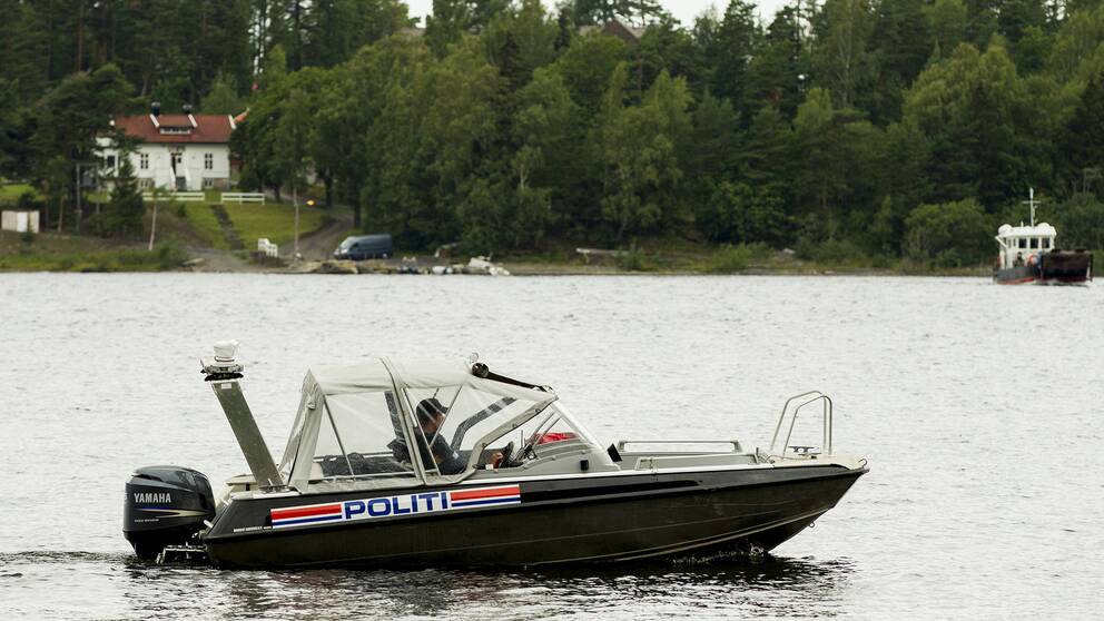 En polisbåt syntes åter i Tyrifjorden under det socialdemokratiska ungdomsförbundets sommarläger fyra år efter terrordåden.