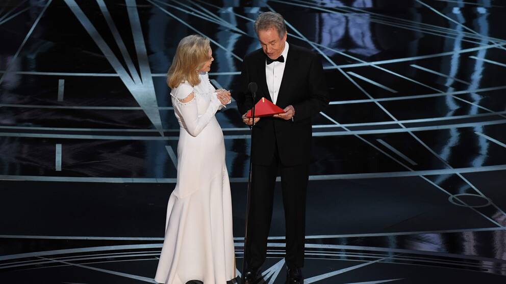 Faye Dunaway och Warren Beatty under prisutdelningen till bästa film på Oscarsgalan.