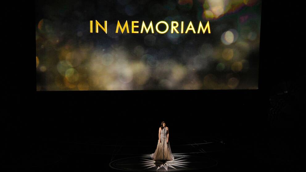 Sara Bareilles upträder under årliga minnesmontaget på Oscarsgalan på Dolby Theatre i Los Angeles.