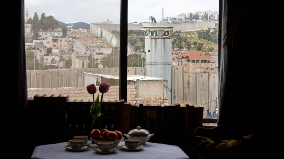 Banksys hotell uppger själva att man har ”den värsta utsikten i världen”. Besökarna kan blicka ut mot Israels mur vid Västbanken.