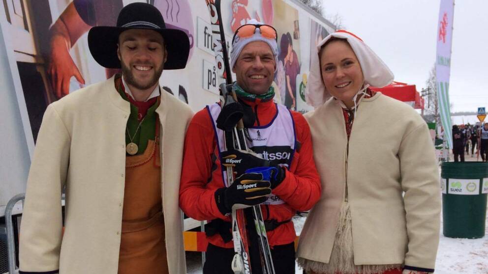 Anders Karlsson står med skidor mitt emellan kransmasen och kranskullan.