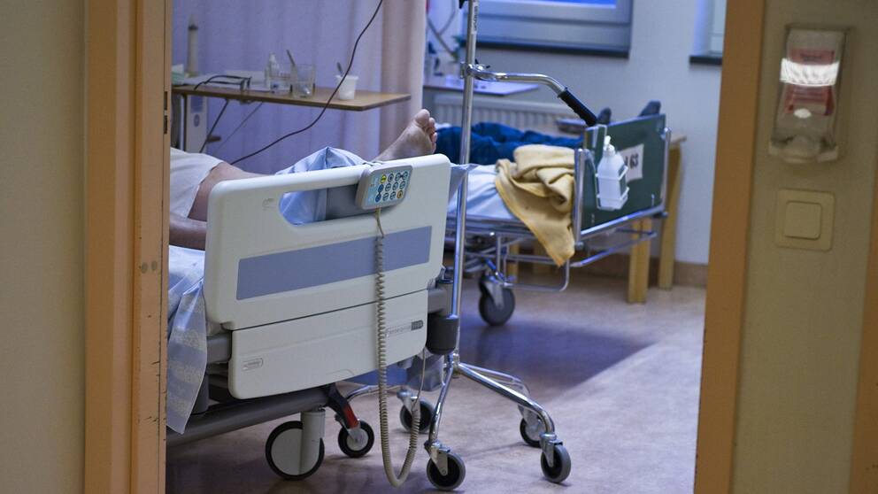 En patient i en säng på en vårdavdelning