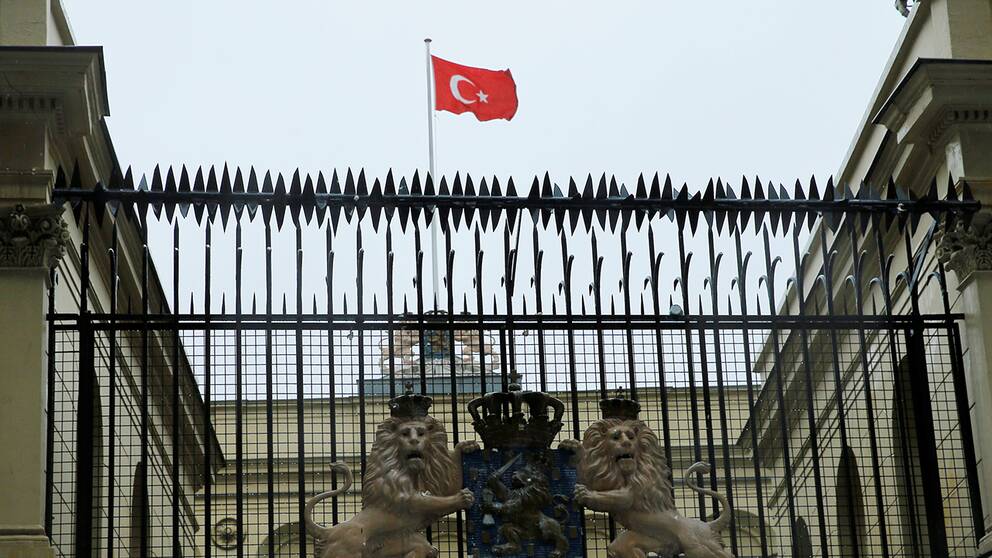 Under söndagen byttes den nederländska flaggan ut mot den turkiska på Nederländernas konsulat i Istanbul.