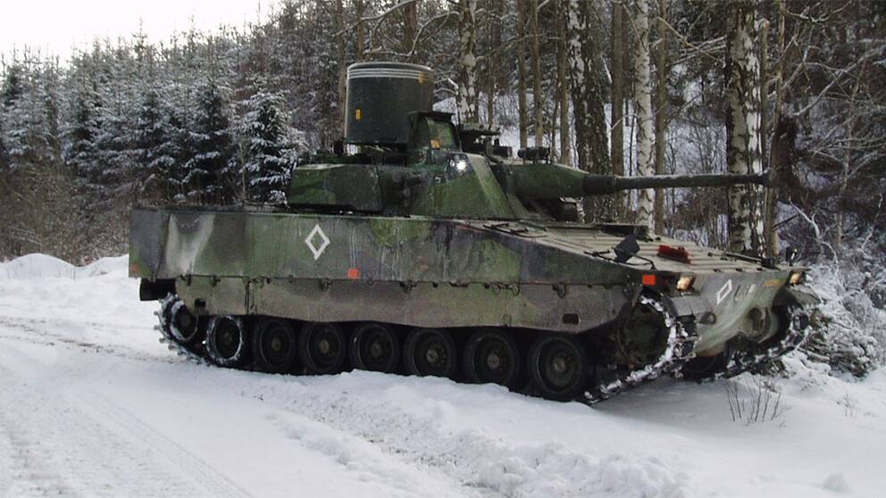 Ett svensk Strf 9040 LVKV – Luftvärnskanonvagn. Photo taken by BS from P18 in 2005. Free to use, Wikimedia.