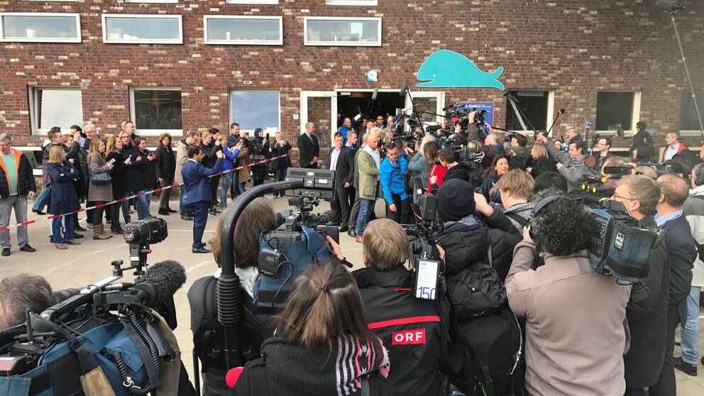 Stort mediaintresse när Geert Wilders röstar i en vallokal utanför Haag.