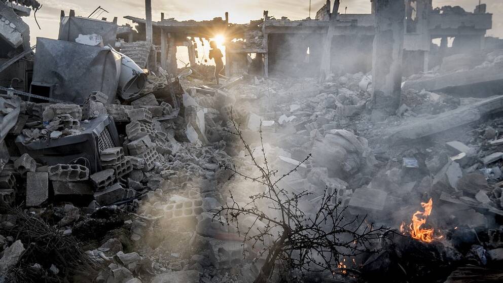 Barn leker i ruinerna i Kobane i Kurdistan, Syrien. I september 2014 gick Islamiska staten, IS, till attack mot Kobane. De blev undanpressade i januari av styrkor från kurdiska YPG, Fria syriska armén och den USA-ledda koalitionens bombningar. Foto: Magnus Hjalmarson Neideman / SvD / TT / Kod 10078 ** OUT DN och Dagens Industri (även arkiv) och Metro **