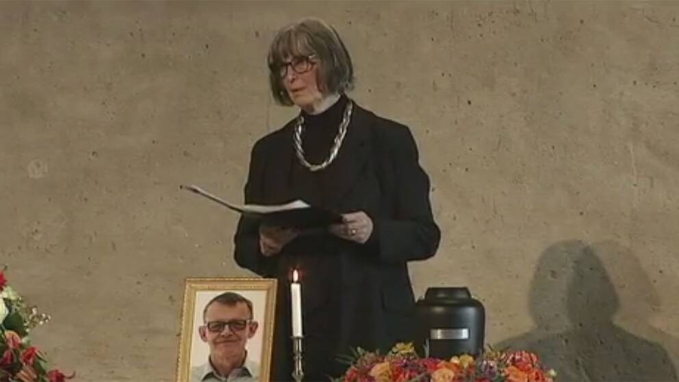 ”Man måste leva så att man kan dö i frid”, säger officiant och begravningsförrättare Noomi Liljefors, vid ceremonin för Hans Rosling