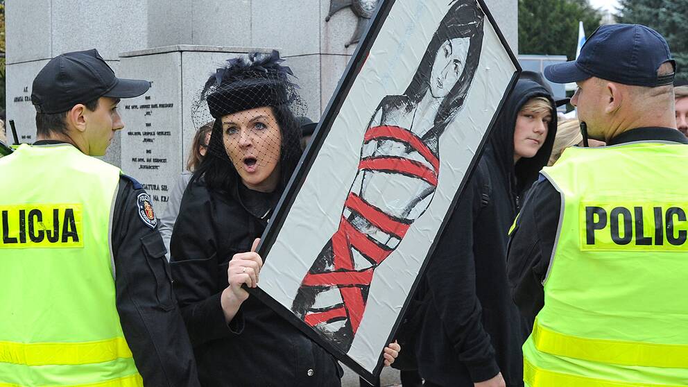 En abortförespråkare i Polen protesterar mot de föreslagna striktare abortlagarna.