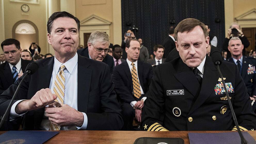 James Comey (t.v) och NSA:s chef Mike Rogers frågades ut om den påstådda avlyssningen av Trump Tower.