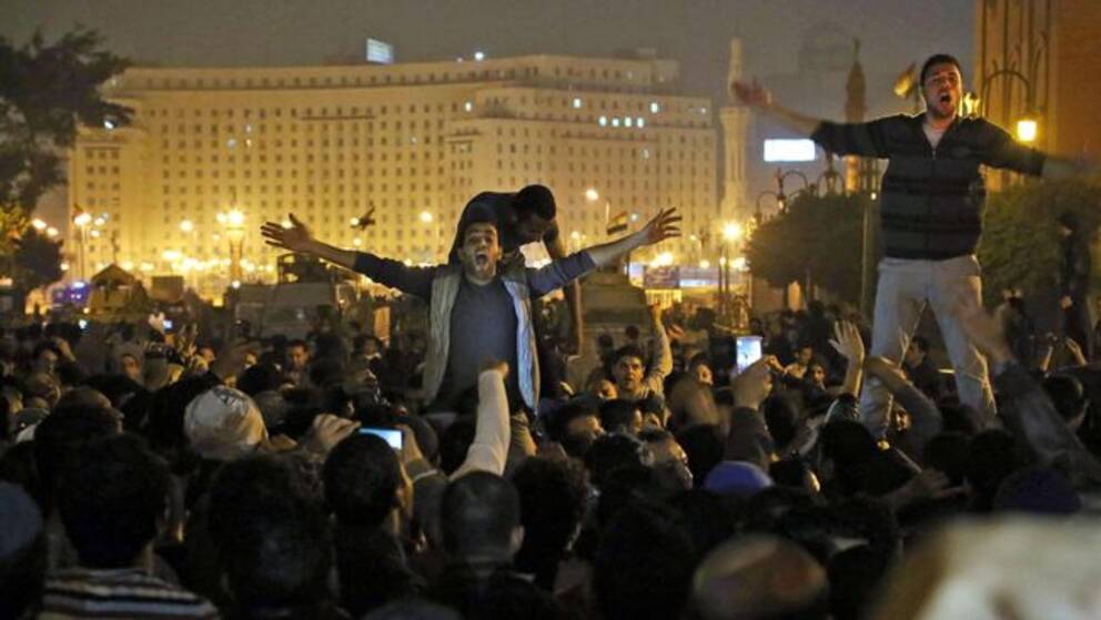Folkmassa protesterar i Kairo.