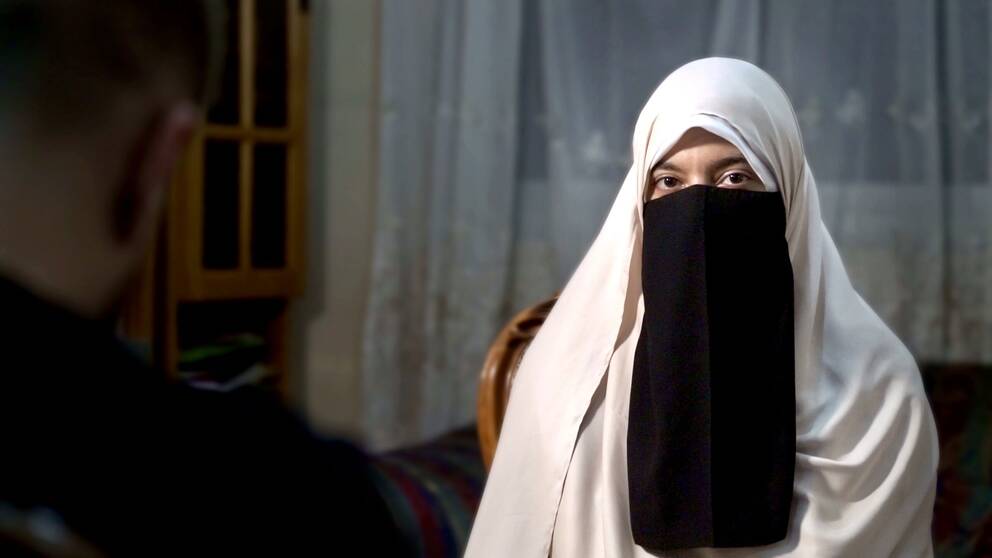 Zainab, en ung rekryt i brödraskapet som vill hålla sin identitet hemlig.