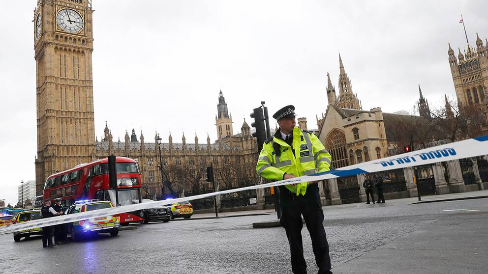 Polis på plats i närheten av parlamentet i London strax efter händelsen under onsdagseftermiddagen.