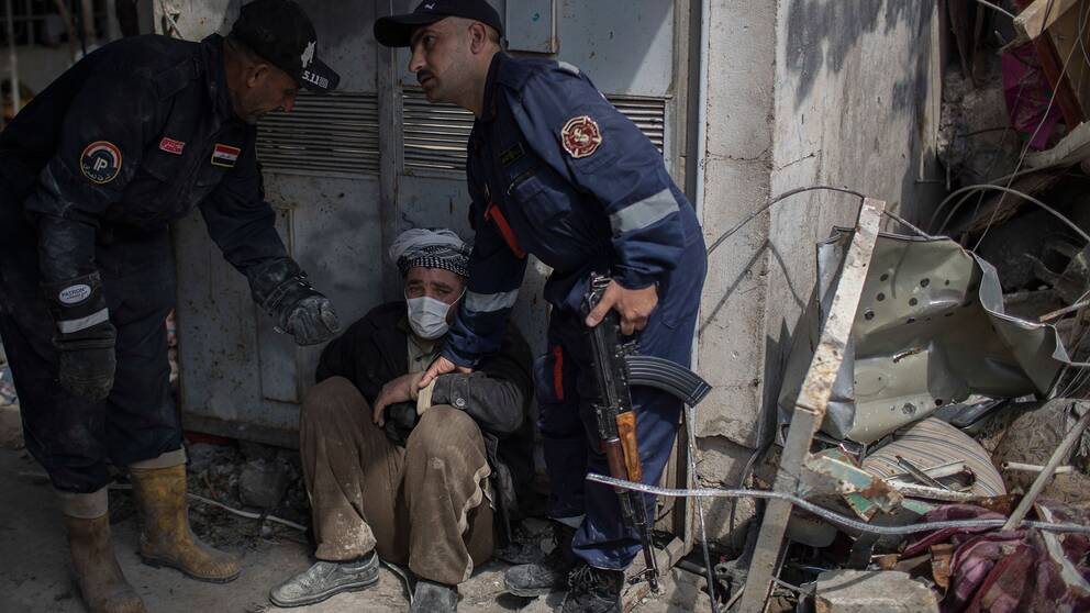 En man i sorg efter att ha identifierat en död anhörig som hittades i ett raserat hus i västra Mosul. Huset förstördes i strider mellan IS och säkerhetsstyrkor.