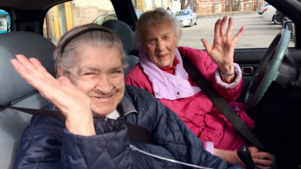 Inger Kihlman, 72, och Gerd Sohl, 87, från Karlstad satt i bilen och kollade in alla fina bilar som crusade.