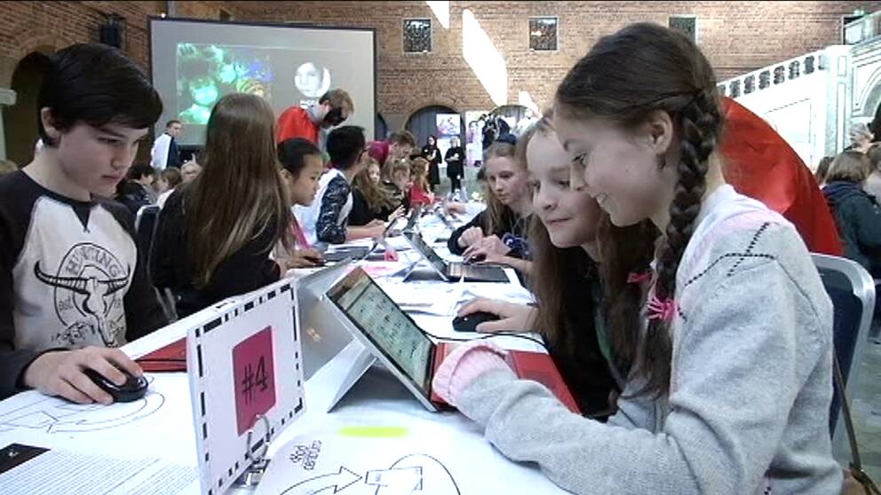 Flickor som sitter vid en dator