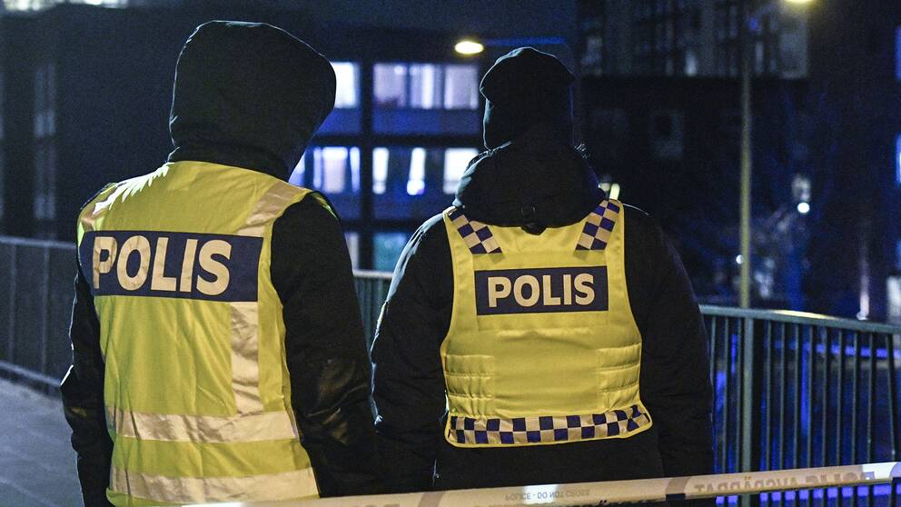 Polis på plats i Rosengård.