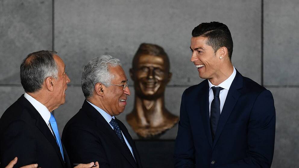 Ronaldo vid invigningen av den nya statyn. 
