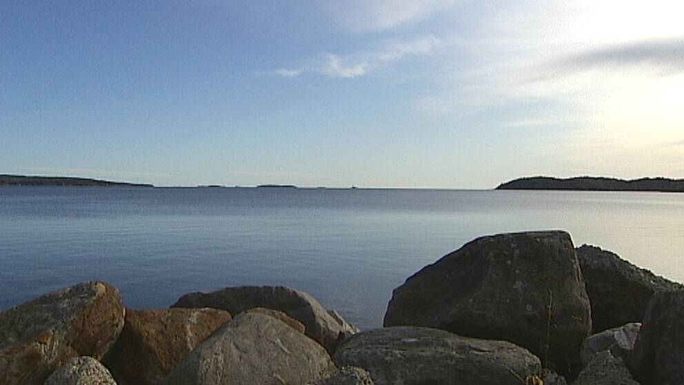 Under den lugna ytan i Sundsvallsbukten ligger 23 000 tunnor fyllda med kvicksilver och rostar.