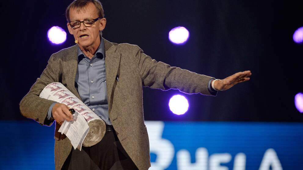 Hans Rosling står på en scen och talar