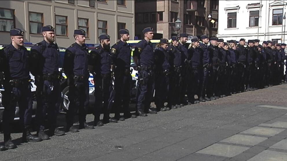 Poliser i Göteborg håller tyst minut.