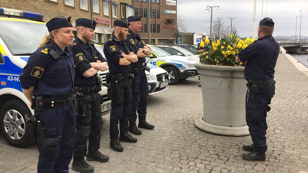 Poliser deltar i tyst minut i centrala Jönköping.