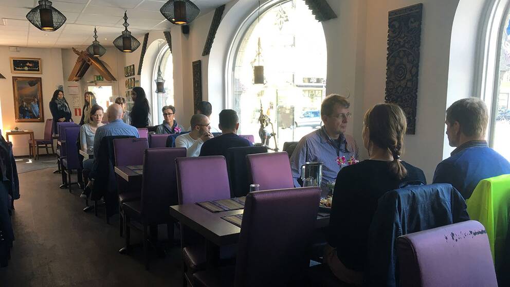 Människor stannade upp i sin lunch på en restaurang i Malmö för den tysta minuten.