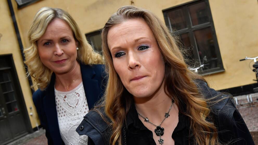 Barnmorskan Ellinor Grimmark (t.h.) och hennes juridiska ombud Ruth Nordström (t.v.) står på en innergård.