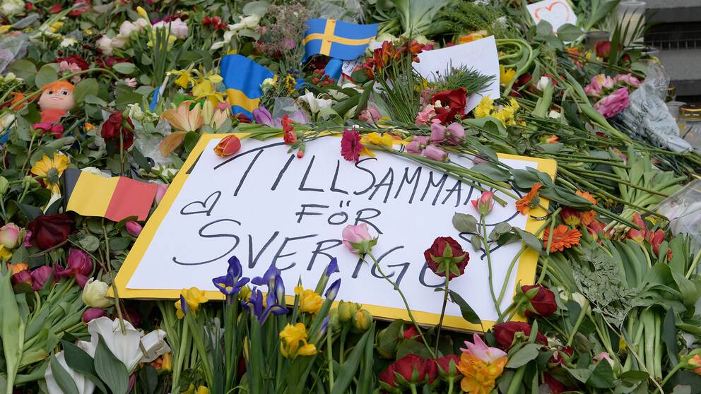 Blommor vid Sergels torg efter terrordådet på Drottninggatan i Stockholm
