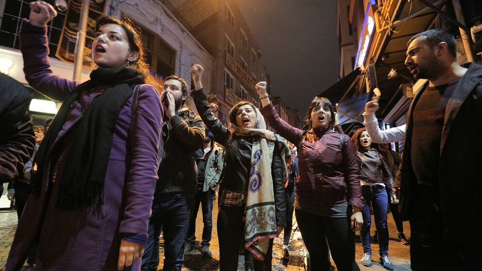 Anhängare till nej-sidan protesterade på gatorna i Istanbul efter att ja-sidan utropat sig som segrare i folkomröstningen i Turkiet under söndagen.