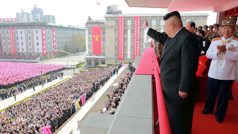 Nordkoreas diktator Kim Jon Un i samband med paraden i huvudstaden Pyongyang där det firades att det är 105 år sedan Nordkoreas landsfader Kim Il Sung föddes.