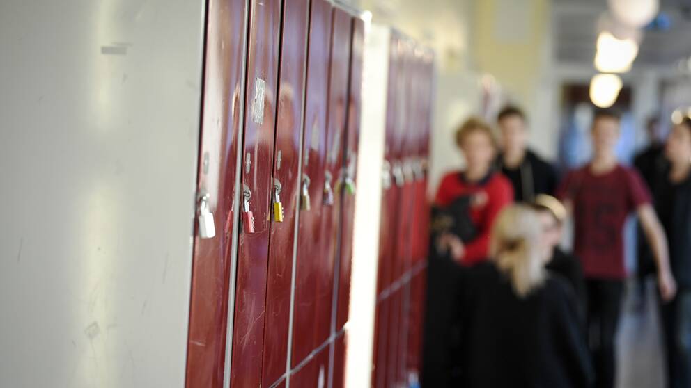 Skåp i en skolkorridor.