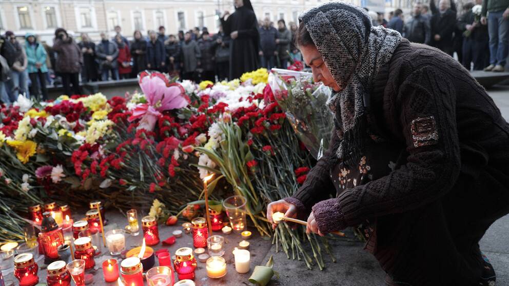 En kvinna hedrar offren för tunnelbanebomben i S:t Petersburg