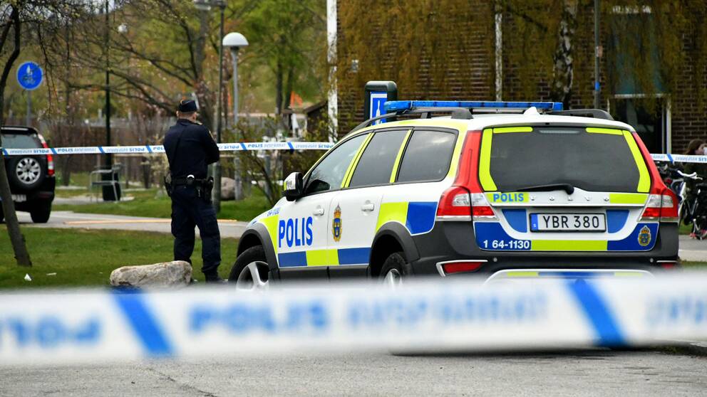 En man sköts av polis på fredagseftermiddagen i Malmö.