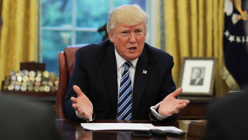 Presidenten sitter och pratar vid ett bord