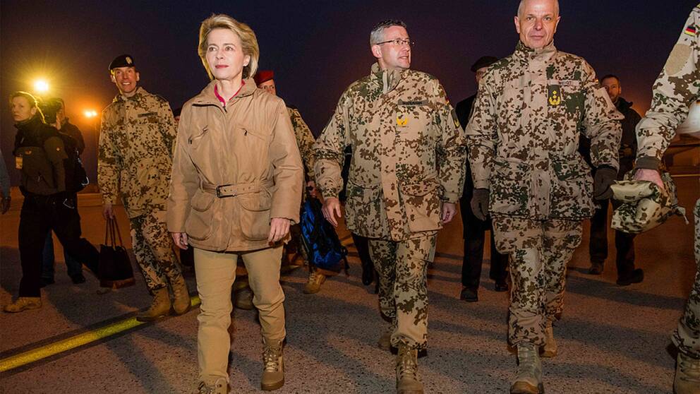 Tysklands försvarsminister på besök hos tyska trupper i Afghanistan.
