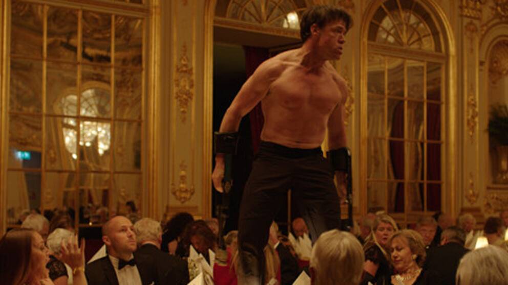 Terry Notary spelar apa i filmen.