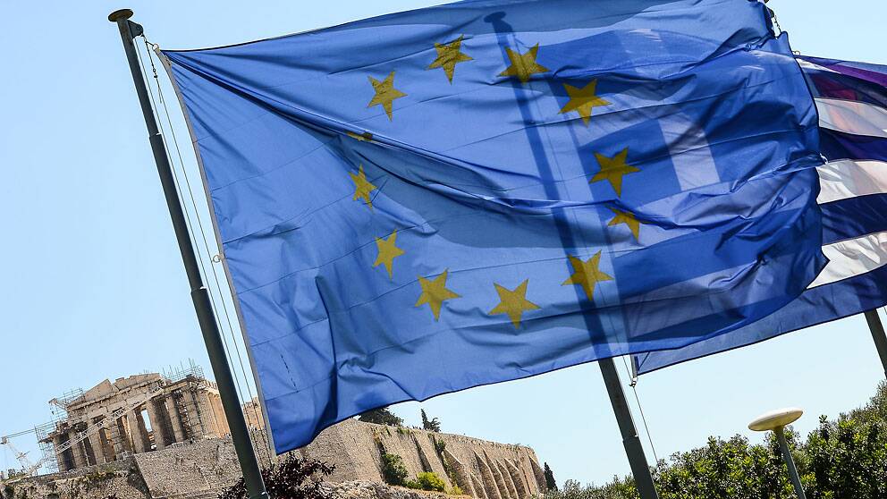 EU-flaggan och den grekiska flaggan vajar framför Akropolis.